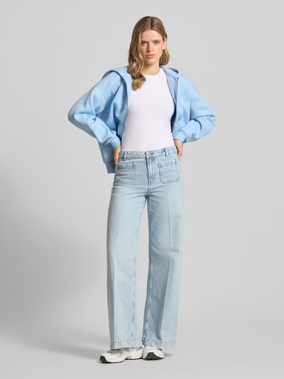 Frauenmodel trägt T-Shirt mit Rundhalsausschnitt von REVIEW aus Baumwoll-Elasthan-Mix im Slim-Fit, Damen T-Shirt, Ganzkörperansicht von vorne.