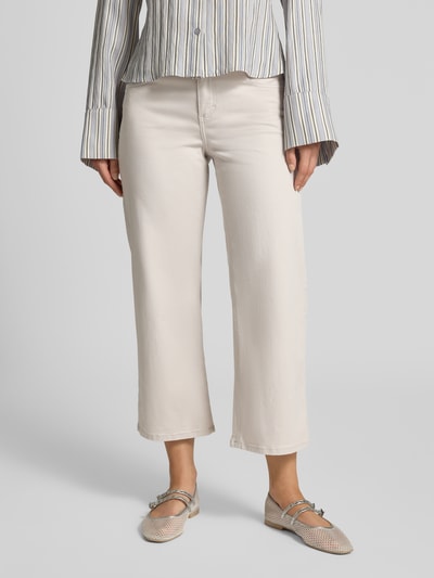 Frauenmodel trägt Caprijeans mit elastischem Bund Modell 'Linn' von Angels im Baumwoll-Mix, helle Farbe, verkürzte Passform, Nahaufnahme Unterkörper.