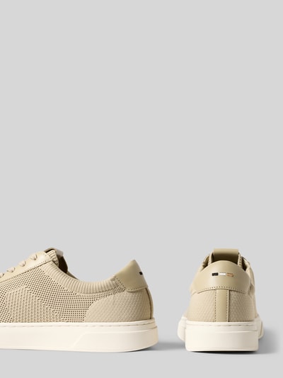 Produktfoto, Low Top Sneaker mit Echtleder-Besatz Modell 'KIERAN' von BOSS, Optik: Unifarben, Schuhspitze: Rund, Absatzform: Flach, Label-Schriftzug, Schnürung, strukturierte Sohle, beige Farbtöne, glatte und strukturierte Texturen