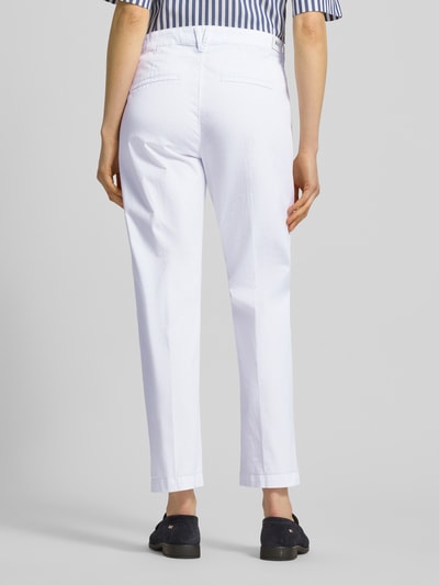Vrouwenmodel draagt witte capribroek van SEDUCTIVE, materiaalmix met katoen, regular fit, model 'CAPRI', lengte naden, geheel van achteren