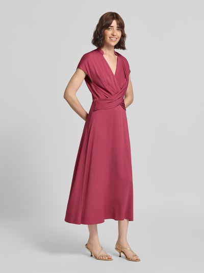 Modelka nosi Regular Fit Freizeitkleid aus Viskose-Mix Modell 'Dareza' od BOSS w kolorze ciemnoróżowym, sukienki casualowe, gładka faktura, całkowity widok z przodu.
