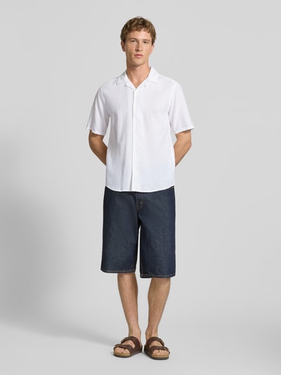 Mężczyzna model nosi Slim Fit Freizeithemd aus Baumwoll-Leinen-Mix Modell 'CAIDEN' od Only & Sons, biała melanżowa koszula z krótkim rękawem, lekka faktura, krój slim fit, kołnierz rewersowy, przód z guzikami, detal z naszywką, całkowity widok z przodu.