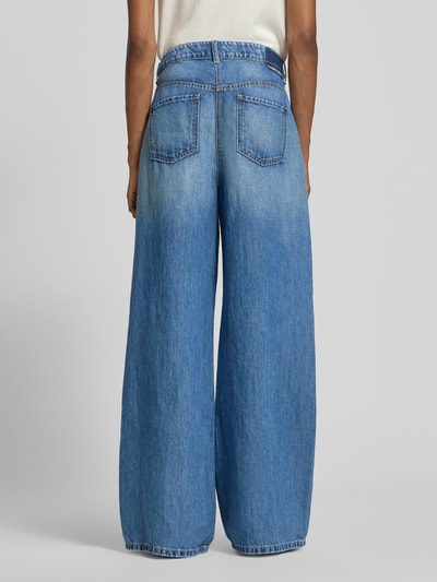 Vrouwenmodel draagt Wide Leg Jeans aus Baumwoll-Mix Modell 'PALAZZO' van Cambio, denimlook, high waist, 5-pocketmodel, labelstitching, mix van katoen, Ganzkörperansicht Rückansicht.