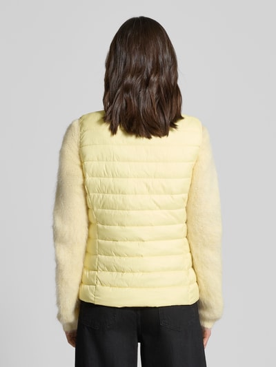 Frauenmodel trägt Regular Fit Steppweste mit Reißverschlusstaschen von s.Oliver RED LABEL, unifarben gelb, Ganzkörperansicht Rückansicht.