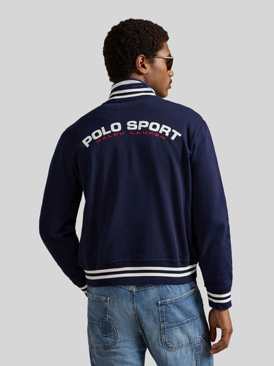 Mannelijk model draagt Regular Fit Blouson uit katoenmix van Polo Ralph Lauren, donkerblauw, labelpatch en collegekraag, rugaanzicht.