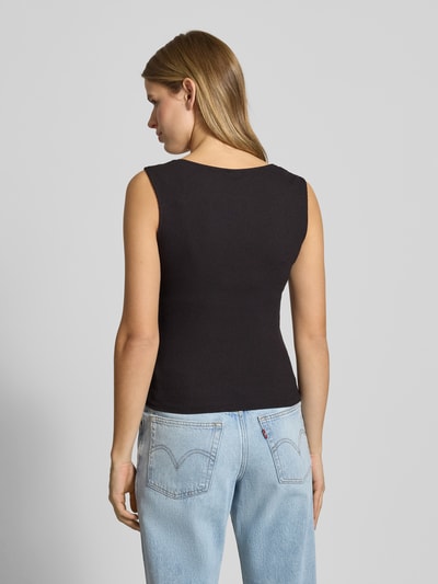 Kobiece modelka nosi Trägertop mit V-Ausschnitt und Spitze od Gina Tricot, mieszanka bawełny, dopasowany krój, efekt prążkowania, długość tyłu 53 cm, rozmiar S, widok całej sylwetki z tyłu.