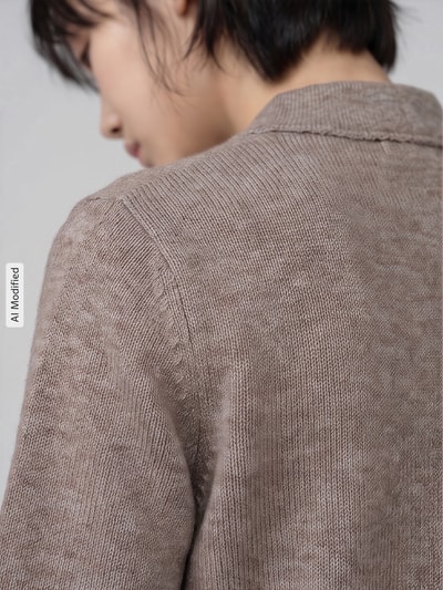 Kobieta nosi kardigan rozpinany Regular Fit Strickjacke mit Woll-Anteil model 'LANA' od ONLY, damski kardigan, zbliżenie na plecy, KI-modifiziertes Bild.