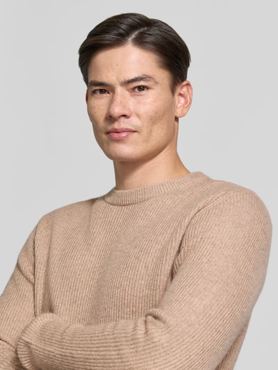 Männermodel trägt Slim Fit Pullover aus Schurwoll-Mix von ROY ROBSON in Beige, fein gestrickte Textur, Rundhals, Nahaufnahme Oberkörper. Schurwoll-Mix mit Modal-Anteil, langärmeliges Design.