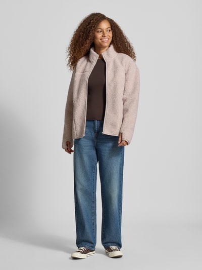 Frauenmodel trägt Relaxed Fit Teddyjacke mit Stehkragen Modell 'SAIDA' von PIECES, beige, kombiniert mit Jeans, Damen Teddy- / Webpelzjacke, Ganzkörperansicht von vorne.