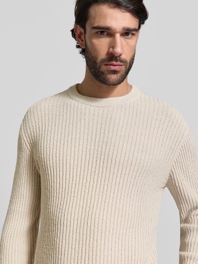 Männermodel trägt Slim Fit Pullover in Strick-Optik von JAKE*S STUDIO MEN im Baumwoll-Mix, cremefarben, Nahaufnahme Oberkörper.