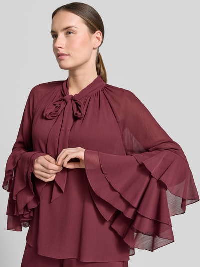 Frauenmodel trägt Schluppenbluse mit Volantärmeln von V by Vera Mont in Bordeaux, Chiffon, Regular Fit, Nahaufnahme Oberkörper.