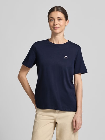 Kobiece model prezentuje Regular Fit T-Shirt aus reiner Baumwolle od s.Oliver RED LABEL, efekt: jednolity kolor, haft, okrągły dekolt, krótki rękaw, bawełna, całkowity widok z przodu.
