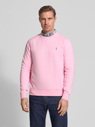 Männermodel trägt Regular Fit Sweatshirt aus katoenmix van Polo Ralph Lauren, look: effen, logodetail, ronde hals, lange mouw, rompzoom, sweat, Ganzkörperansicht van voren.