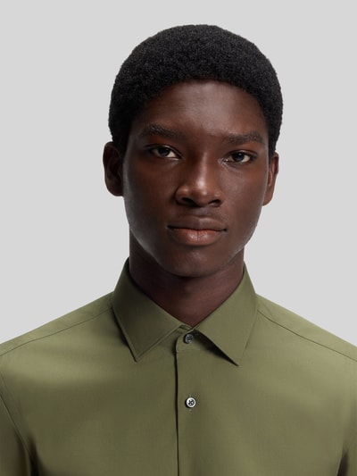 HUGO Slim Fit Businesshemd aus reiner Baumwolle Modell 'KENNO' Oliv 3