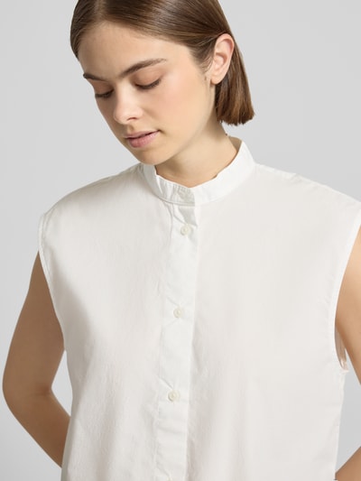 Frauenmodel trägt Relaxed Fit Bluse aus reiner Baumwolle von Marc O'Polo Denim in Optik: Unifarben, Stehkragen, Knopfleiste, Ärmelform: Ohne, Hochgeschlossen, Material: Reine Baumwolle, Nahaufnahme Oberkörper.
