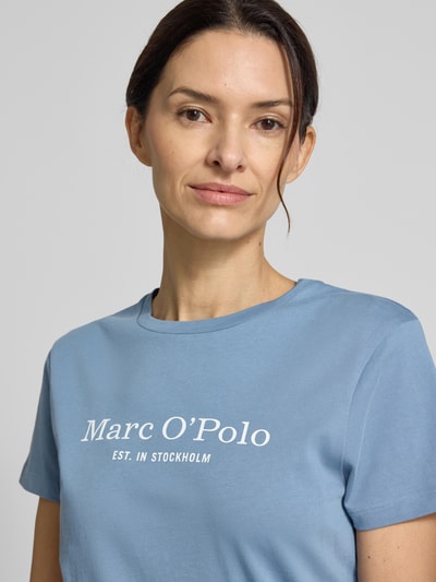 Frauenmodel trägt Regular Fit T-Shirt aus reiner Baumwolle von Marc O'Polo, unifarben mit Label Print, Rundhals, kurzarm, Nahaufnahme Oberkörper.