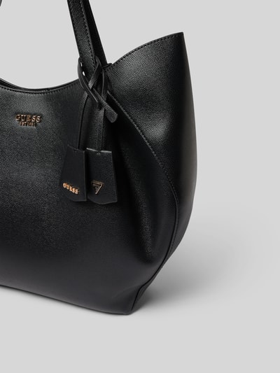 Produktfoto, Shopper mit herausnehmbarer Innentasche Modell 'AMORETTE 2 IN 1' von GUESS, schwarz, strukturierte Oberfläche, goldene Label-Details, Hauptfach mit Magnetverschluss, Schulterriemen, trapezförmig, Kontext: Damen Shopper mit Reißverschluss-Innentasche, Maße ca. 43x38x9 cm, Schulterriemen ca. 57 cm.