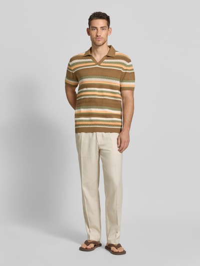 Männermodel trägt Strickshirt im Allover-Look mit Polokragen von MCNEAL, Reine Baumwolle, Regular-Fit, Ganzkörperansicht von vorne.
