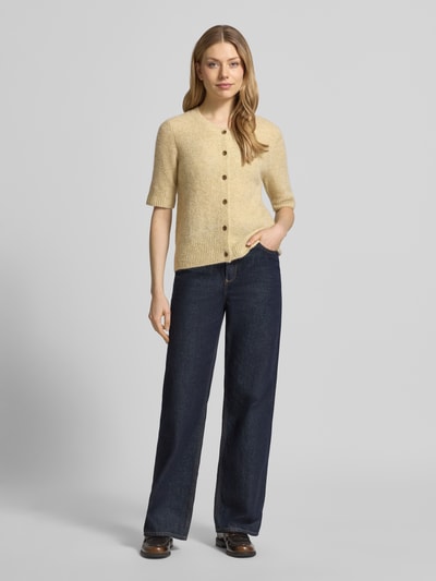 Frauenmodel trägt Cardigan aus Woll-Mix mit 1/2-Arm Modell 'Thora' von MOS MOSH, Rundhalsausschnitt, Regular-Fit, beige, Ganzkörperansicht von vorne