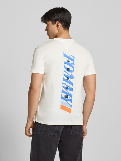Männermodel trägt Regular Fit T-Shirt aus reiner Baumwolle von Tommy Jeans in Optik: Unifarben mit Label-Print, Ganzkörperansicht Rückansicht.