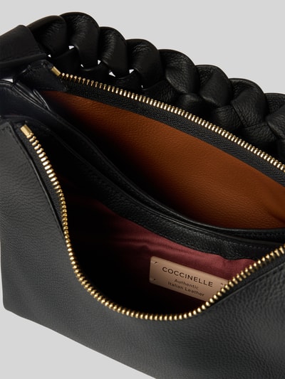 Produktfoto, czarna torebka z efektem plecionki, główna komora z zamkiem błyskawicznym, detal z logo, model 'BOHEME GRANA DOUBLE HOBO' od Coccinelle, Szerokość w rozmiarze 1: 30 cm, długość w rozmiarze 1: 22 cm, głębokość w rozmiarze 1: 11 cm, długość paska na ramię w rozmiarze 1: 50 cm