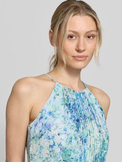 Frauenmodel trägt Minikleid in Falten-Optik mit floralem Allover-Print von Jake*s Cocktail, taillierte Passform, abnehmbares Stoffband, ärmelloses Design, Nahaufnahme Oberkörper.