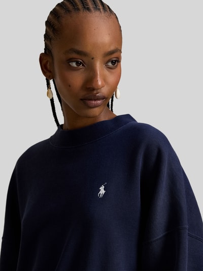 Vrouwenmodel draagt Oversized Sweatshirt aus Baumwoll-Mix van Polo Ralph Lauren in effen donkerblauw, logo-stitching, crew neck, sweatmateriaal, Nahaufnahme bovenlichaam.