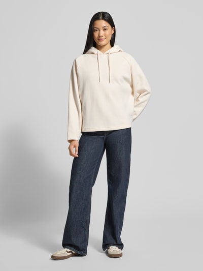 Frauenmodel trägt Hoodie mit Kapuze von Smith and Soul aus Baumwoll-Mix, Lockerer-Schnitt, Tunnelzug, Statement-Stitching, hell, Ganzkörperansicht von vorne.