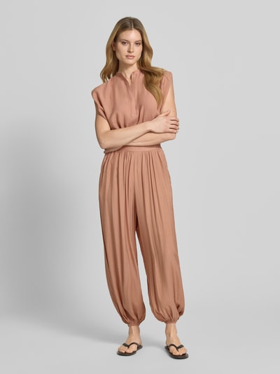 Vrouwenmodel draagt harembroek met zijsteekzakken van Style Icon Collection, los model, elastische band en zoom, vooraanzicht hele lichaam.