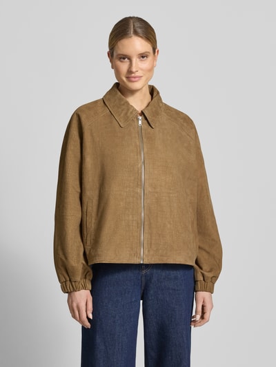 Modelka nosi kurtkę skórzaną z koziej skóry welurowej, krój relaxed fit, wykładany kołnierz, zamek błyskawiczny, wpuszczane kieszenie, model 'estelle' od Gestuz, kolor brązowy, tekstura zamszowa, przód, ujęcie całej sylwetki.