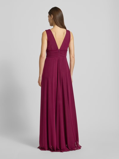 Frauenmodel trägt Abendkleid mit Raffungen von TROYDEN COLLECTION in kräftigem Unifarben, Maxi-Länge, breite Träger, Polyester, Ganzkörperansicht Rückansicht.