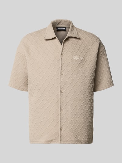 Produktfoto, Modern Fit Freizeithemd mit Logo-Stitching Modell 'Jovren' von Pegador, beige, Strukturmuster, Kentkragen, Knopfleiste, Material-Mix