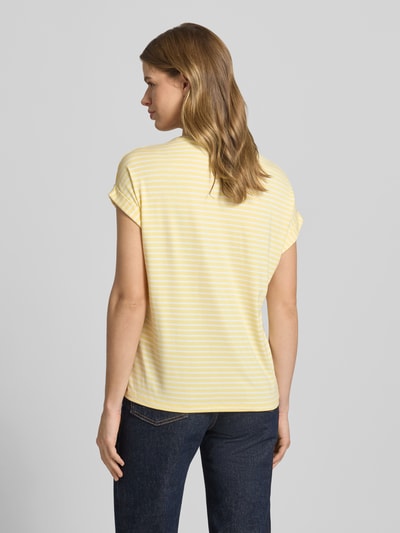 Frauenmodel trägt Regular Fit T-Shirt aus Viskose-Mix Modell 'MOSTER' von Only, gelb-weiß gestreift, Two Tone, Jersey-Optik, Ganzkörperansicht Rückansicht.