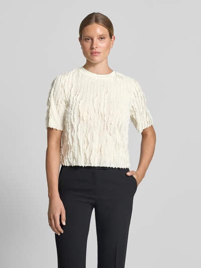 Frauenmodel trägt T-Shirt im Allover-Look mit Rundhalsausschnitt von Jake*s Collection in Creme mit Struktur, Material-Mix, Regular Fit, Ganzkörperansicht von vorne