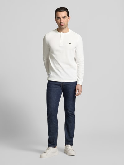 Männermodel trägt Regular Fit Langarmshirt aus Baumwoll-Mix Modell 'SERAFINO' von Lacoste, Optik: Unifarben, Ganzkörperansicht von vorne.