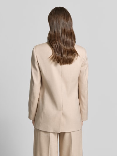 Frauenmodel trägt Relaxed Fit Longblazer aus Viskose-Mix mit Leinen-Anteil Modell 'ANETALI' von HUGO, Bi-Color Optik, Rückenschlitz, Rückansicht.