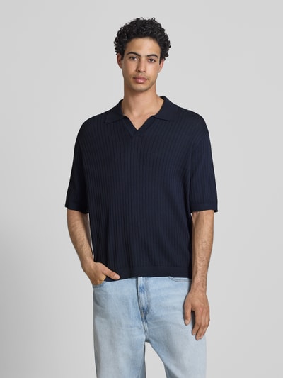 Männermodel trägt Relaxed Fit Poloshirt aus Viskose-Mix Modell 'FLINT' von Only & Sons, Optik: Unifarben, Struktur, Ganzkörperansicht von vorne.