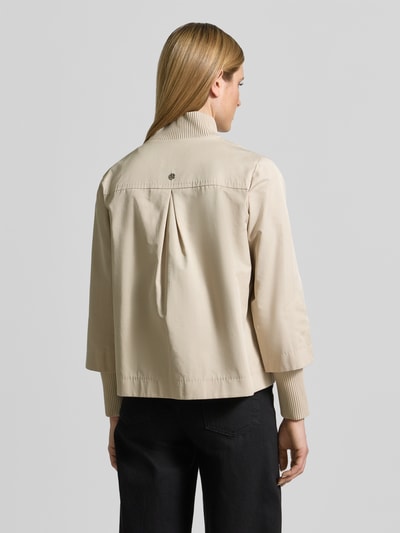 Kobiece modelka nosi Regular Fit Jacke aus Baumwoll-Mix od s.Oliver BLACK LABEL, efekt: jednolity kolor, krój regular fit, stójka, listwa guzikowa, aplikacja z logo z metalu, pas na plecach z kontrafałdą, rękawy długie, zakończenie rękawów prążkowane, długie dodatkowe ściągacze na rękawach, kieszenie z patką, mieszanka bawełny; widok całej sylwetki z tyłu.