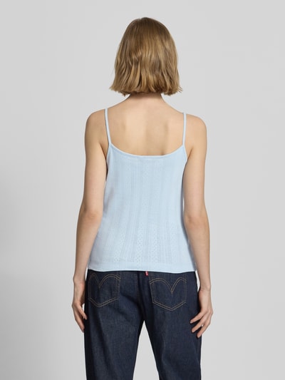 Frauenmodel trägt Regular Fit Top aus reiner Baumwolle Modell 'MARIE' von Pieces, Optik: Unifarben, Muster: Struktur, Ganzkörperansicht Rückansicht.