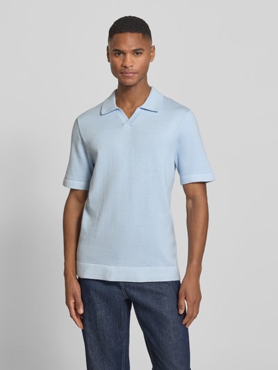 Mannenmodel draagt gebreid shirt met v-hals model 'MILANO' van Jack & Jones Premium, katoenmix, recht model, platte kraag, labeldetail, ruglengte bij maat M 69 cm, geheelvooraanzicht