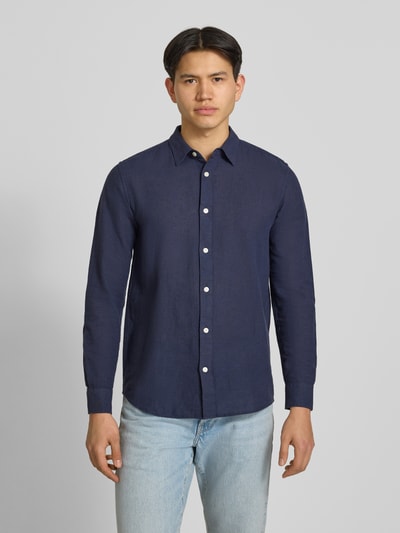 Männermodel trägt dunkelblaues Slim Fit Freizeithemd aus Baumwoll-Leinen-Mix von Only & Sons, Ganzkörperansicht von vorne.