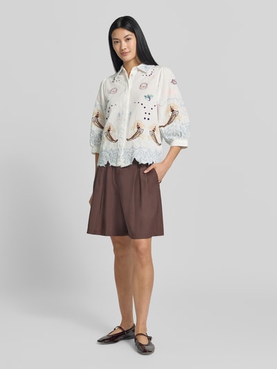 Vrouwenmodel draagt Regular Fit Bluse aus Baumwoll-Leinen-Mix mit Stitchings van Rich & Royal, mix van katoen en linnen, overhemdkraag, verborgen knoopsluiting, 3/4-mouw, ruglengte maat 36: 58 cm, mouwlengte maat 36: 45 cm, geheel vooraanzicht.