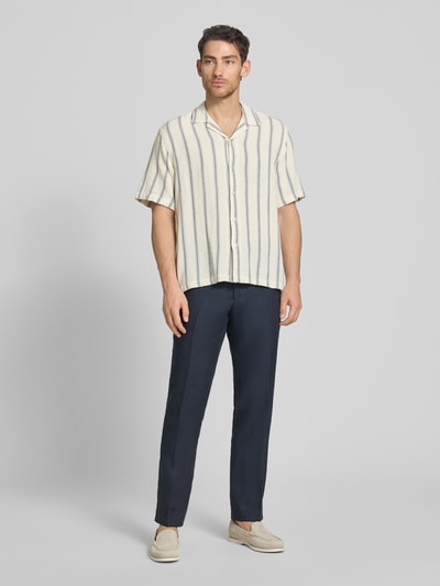 Mężczyzna nosi koszulę casualową Relaxed Fit Freizeithemd aus reiner Baumwolle Modell 'RLXCAL' od SELECTED HOMME, efekt: wzór na całej powierzchni, kołnierzyk typu bowling, jednorzędowa listwa guzikowa, krótki rękaw, bawełna, pełen widok z przodu.