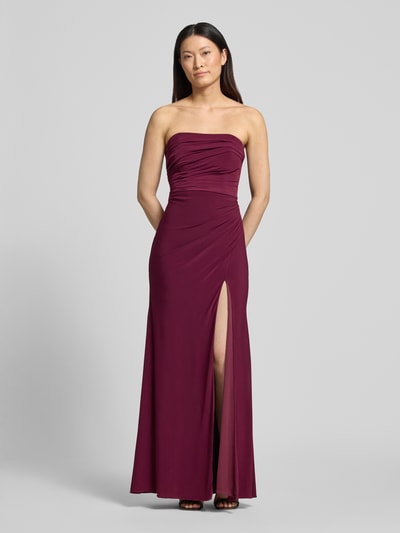 Frauenmodel trägt Slim Fit Abendkleid in Maxilänge mit Gehschlitz von Hey Kyla aus Elastischer-Material-Mix in Dunkelrot mit Raffungen, schulterfrei, glatte Textur, Ganzkörperansicht von vorne. Rückenlänge bei Größe 36: 132 cm, Brustweite: 28 cm.