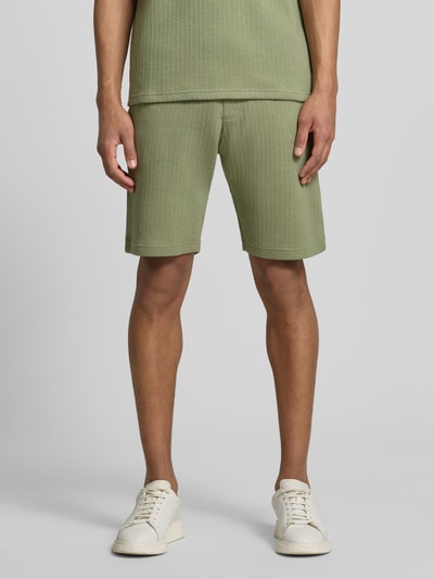 Männermodel trägt Regular Fit Shorts mit Tunnelzug von MCNEAL aus Baumwoll-Mix mit Stretch-Anteil, Eingrifftaschen, Ganzkörperansicht von vorne.