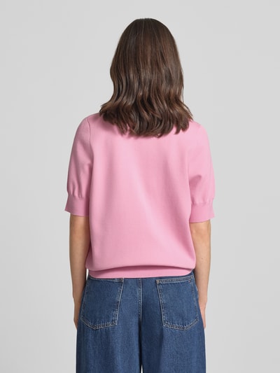 Frauenmodel trägt Regular Fit Pullover aus Viskose-Mix Modell 'JEWELRY' von Essentiel Antwerp, dwukolorowy, dzianina, widok całej sylwetki z tyłu