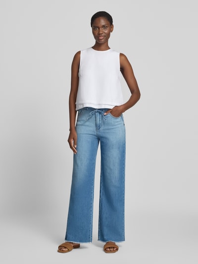 Vrouwenmodel draagt Barrel Fit Jeans met Franjes en Vetersluiting van Buena Vista, mix van katoen en lyocell, Steekzakken, Ganzlichaamsaanzicht van voren.