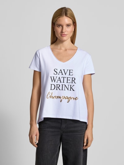 Frauenmodel trägt T-Shirt mit Statement-Print von miss goodlife in Weiß, Baumwoll-Elasthan-Mix, lockerer Schnitt, V-Ausschnitt, Ganzkörperansicht von vorne.