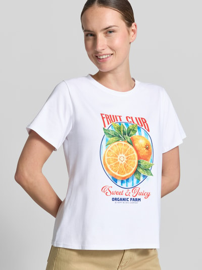 Vrouwenmodel draagt t-shirt met motiefprint Model 'Or44ange' van ZABAIONE, mix van katoen en elastaan, regular fit, ronde hals, ruglengte bij maat S 56 cm, frontale close-up van het bovenlichaam.