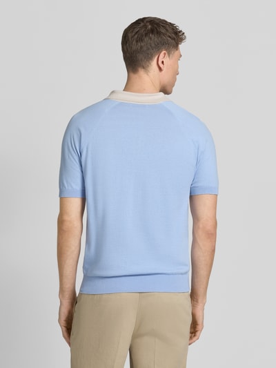 Männermodel trägt Regular Fit Poloshirt mit V-Ausschnitt von GRAN SASSO in Hellblau mit Kontrastkragen, Baumwolle, Rückansicht Ganzkörperansicht.